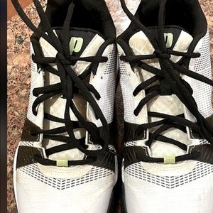 Prince T22l.5 light. Woman’s 9, Men’s 8 (I buy men’s for wider toe box)